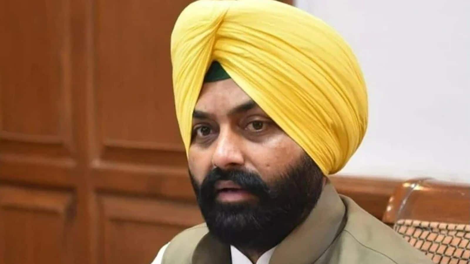 Punjab DM Suicide Case: अमृतसर अधिकारी के आत्महत्या मामले में पुलिस का एक्शन, पंजाब के पूर्व मंत्री लालजीत सिंह भुल्लर के खिलाफ FIR दर्ज