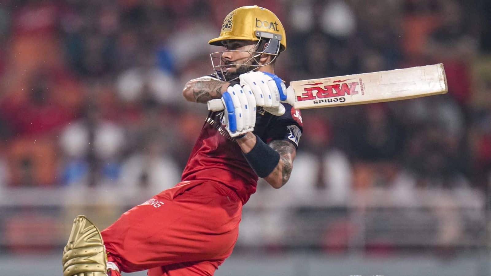 RCB vs RR IPL 2026 Match Live Score: मुश्किल में आरसीबी, आधी टीम लौटी पवेलियन