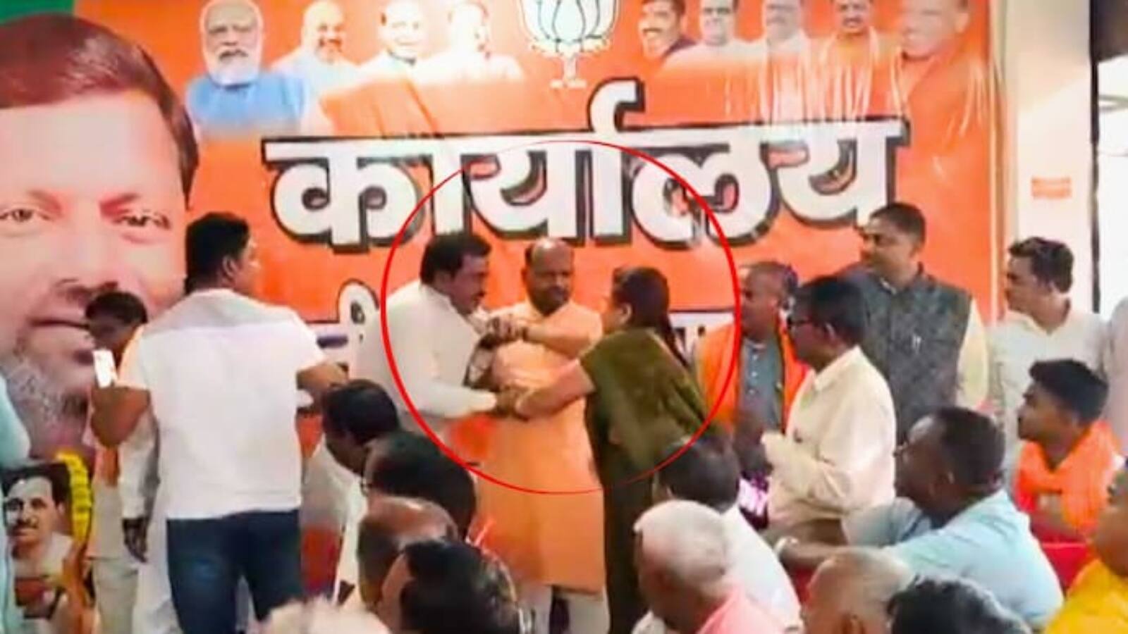 Maharajganj BJP Incident: BJP ऑफिस में महिला का हाई-वोल्टेज ड्रामा, ₹4.5 लाख के विवाद में नेता को जड़ा थप्पड़ Maharajganj BJP Incident: BJP ऑफिस में महिला का हाई-वोल्टेज ड्रामा, ₹4.5 लाख के विवाद में नेता को जड़ा थप्पड़