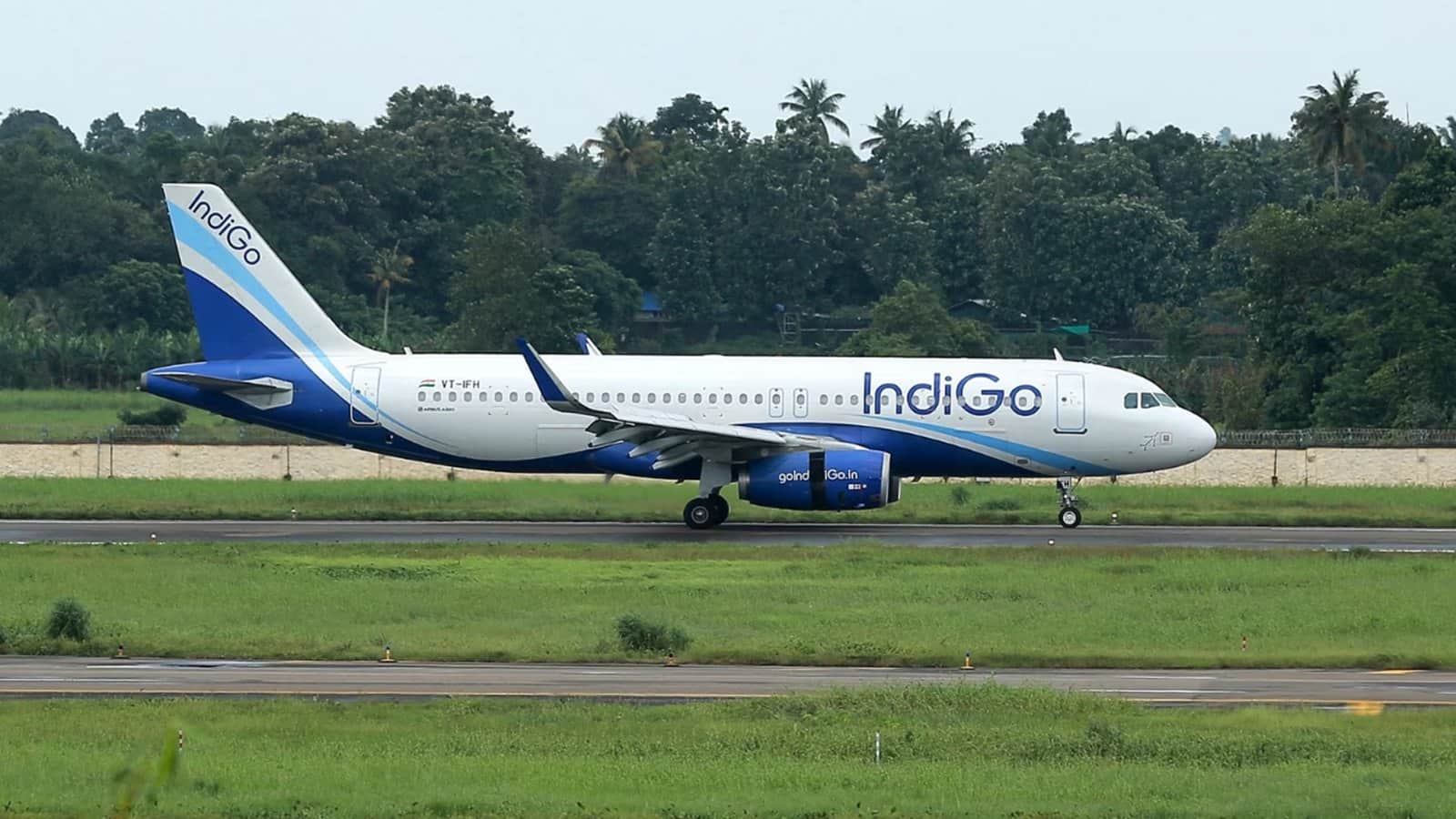 IndiGo की फ्लाइट में लैंडिंग के बाद यात्री के पावर बैंक में लगी आग, खाली कराया गया पूरा विमान