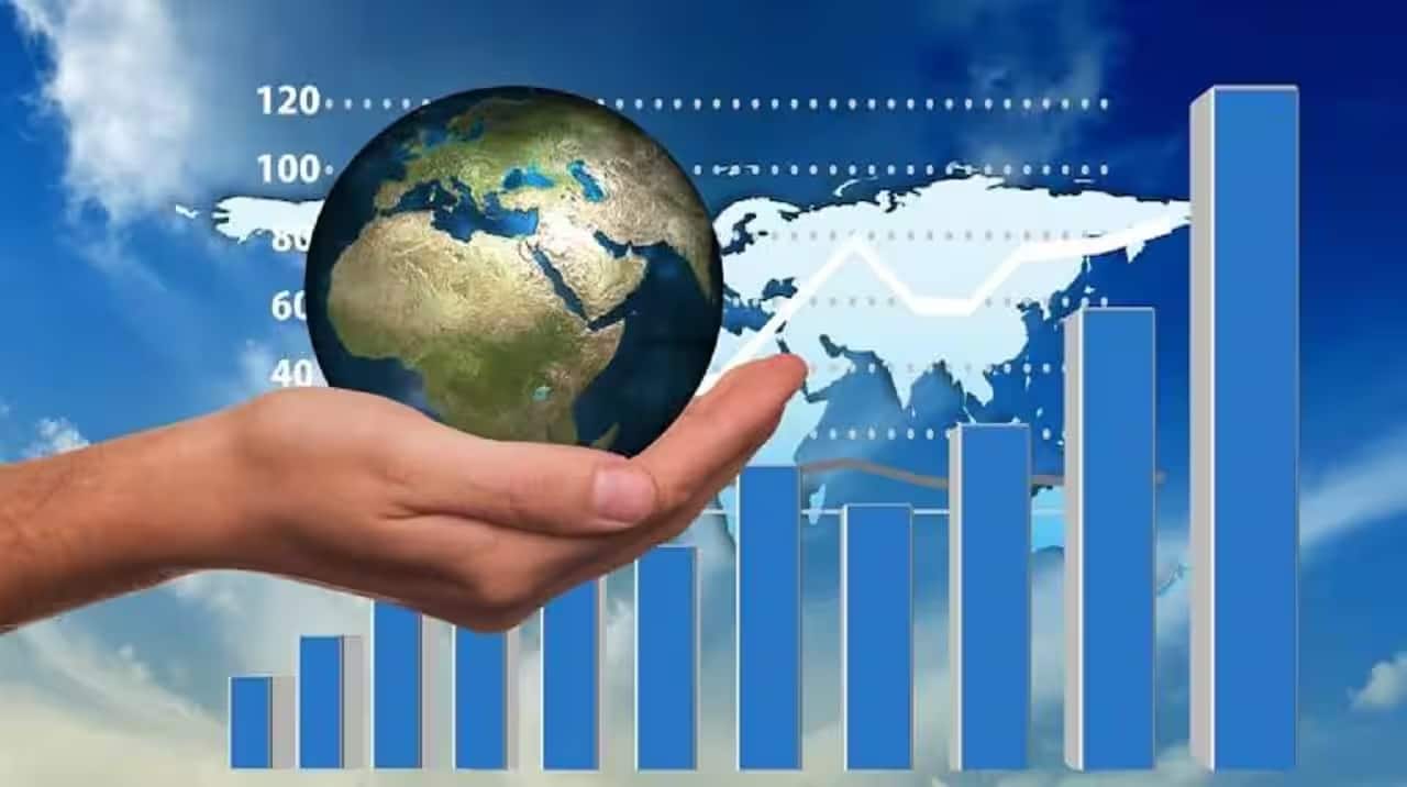 Sensex, Nifty में ज्यादा गिरावट आई है, क्या मुझे अंतरराष्ट्रीय म्यूचुअल फंड में इनवेस्ट करना चाहिए?