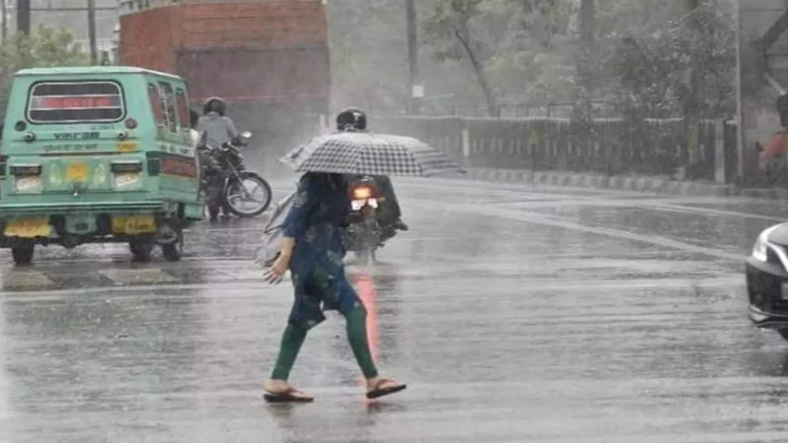 Delhi Weather Today: दिल्ली में आज बारिश और तेज हवाओं का अलर्ट, जानें पूरे हफ्ते का फोरकास्ट