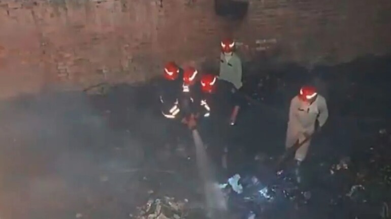 Delhi Fire: रोहिणी की झुग्गियों में लगी भीषण आग, पति-पत्नी और मासूम बेटी की  दर्दनाक मौत | Moneycontrol Hindi