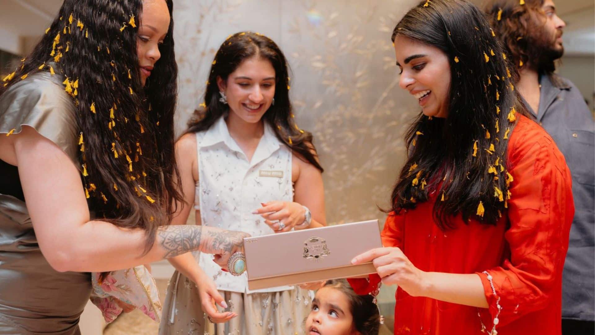 Ambani Family Welcomes Rihana (1)