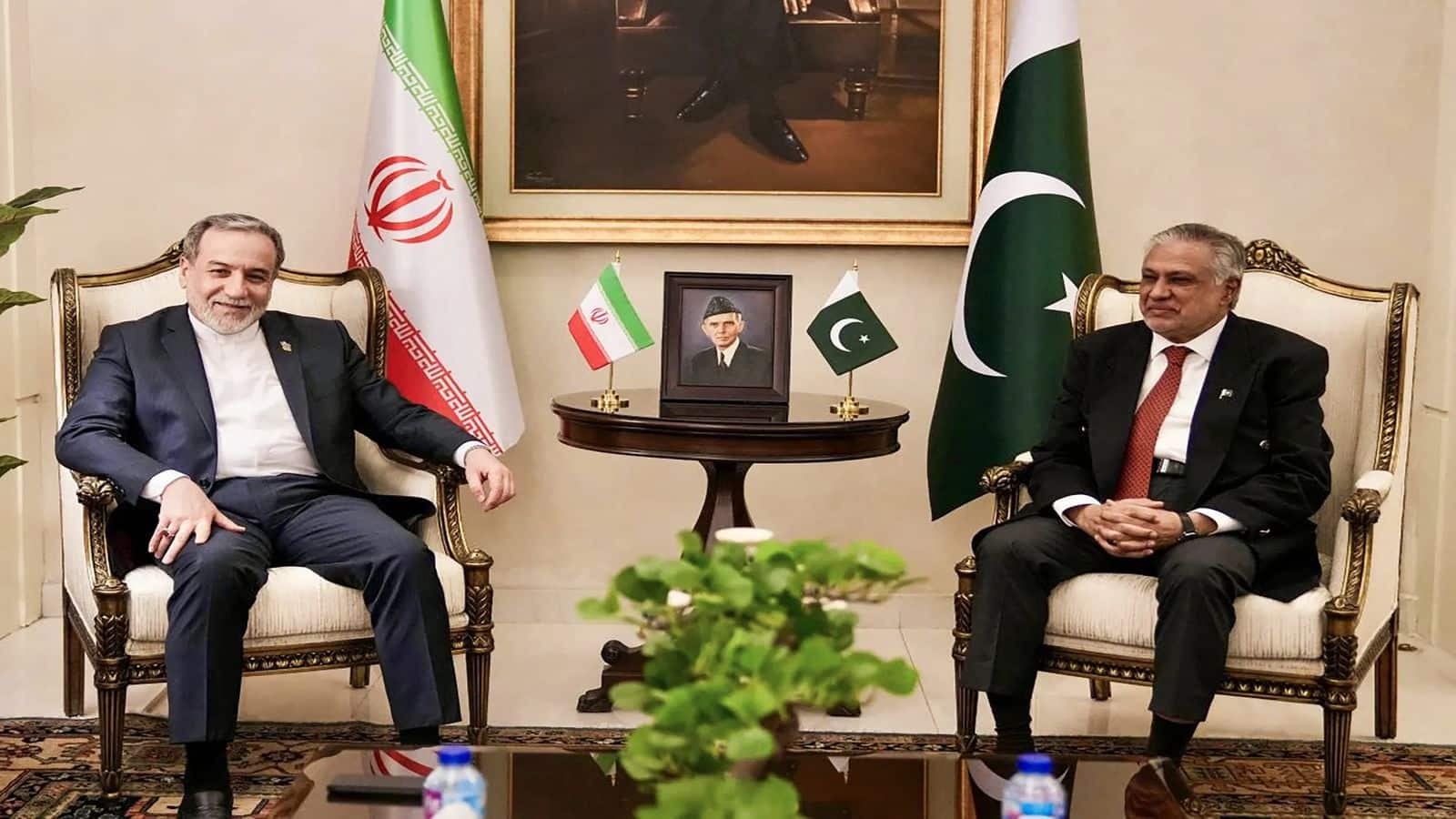 Iran-US War Update: अमेरिका-ईरान के बीच जल्द खत्म हो जाएगी जंग! तीन दिन में अचानक दूसरी बार पाकिस्तान पहुंचे अराघची, आज जाएंगे रूस