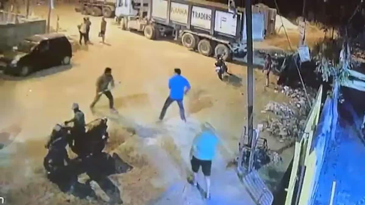 Ghaziabad: पत्नी के साथ अफेयर का शक... युवक ने पड़ोसी पर किया तालवार से हमला, काट डाला कान