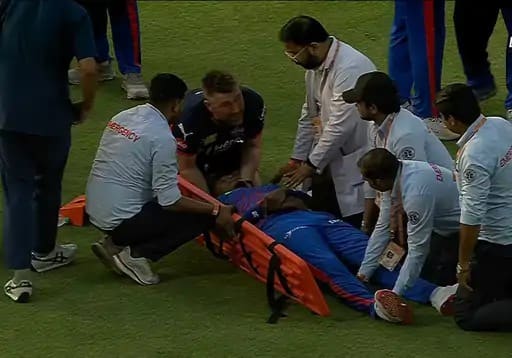 Lungi Ngidi: कैच पकड़ने के दौरान बुरी तरह चोटिल हुए लुंगी एनगिडी, मैदान में आई एंबुलेंस