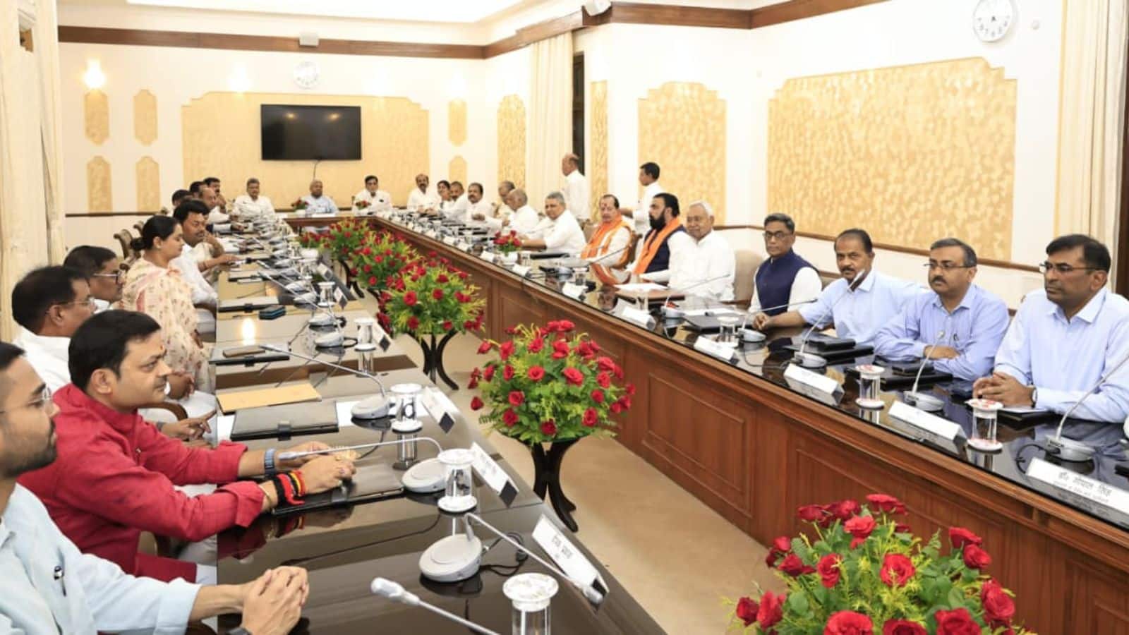 "क्या मेरा फैसला सही है?" नीतीश कुमार ने अपने हर मंत्री से पूछा यही सवाल, आखिरी कैबिनेट मीटिंग में भावुक हुए सभी!