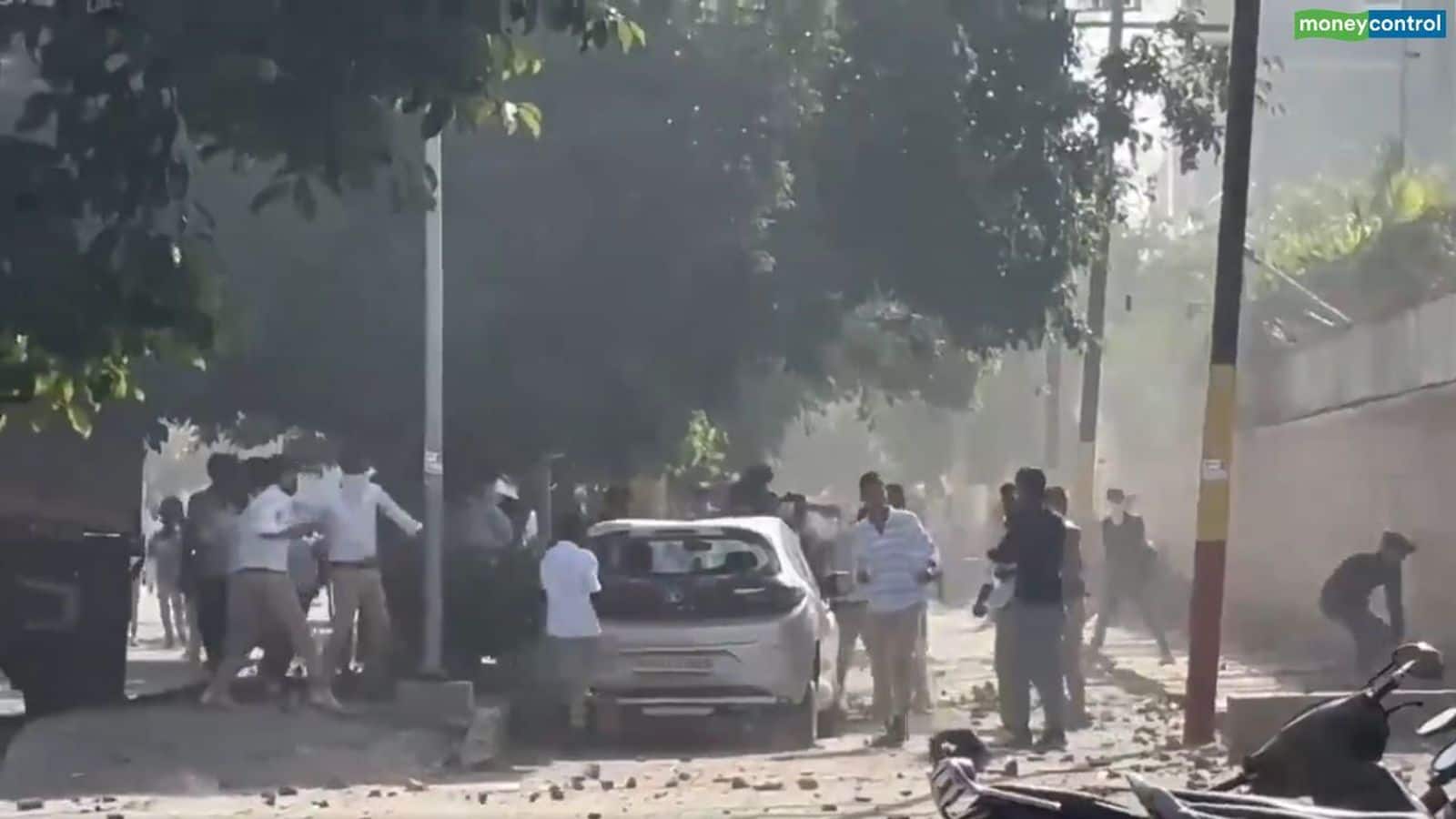 Noida Protest Updates: नोएडा में कर्मचारियों के हिंसक प्रदर्शन से कई सेक्टरों में लगा महाजाम, पुलिस ने दागे आंसू गैस के गोले, जानें- क्या है मांग