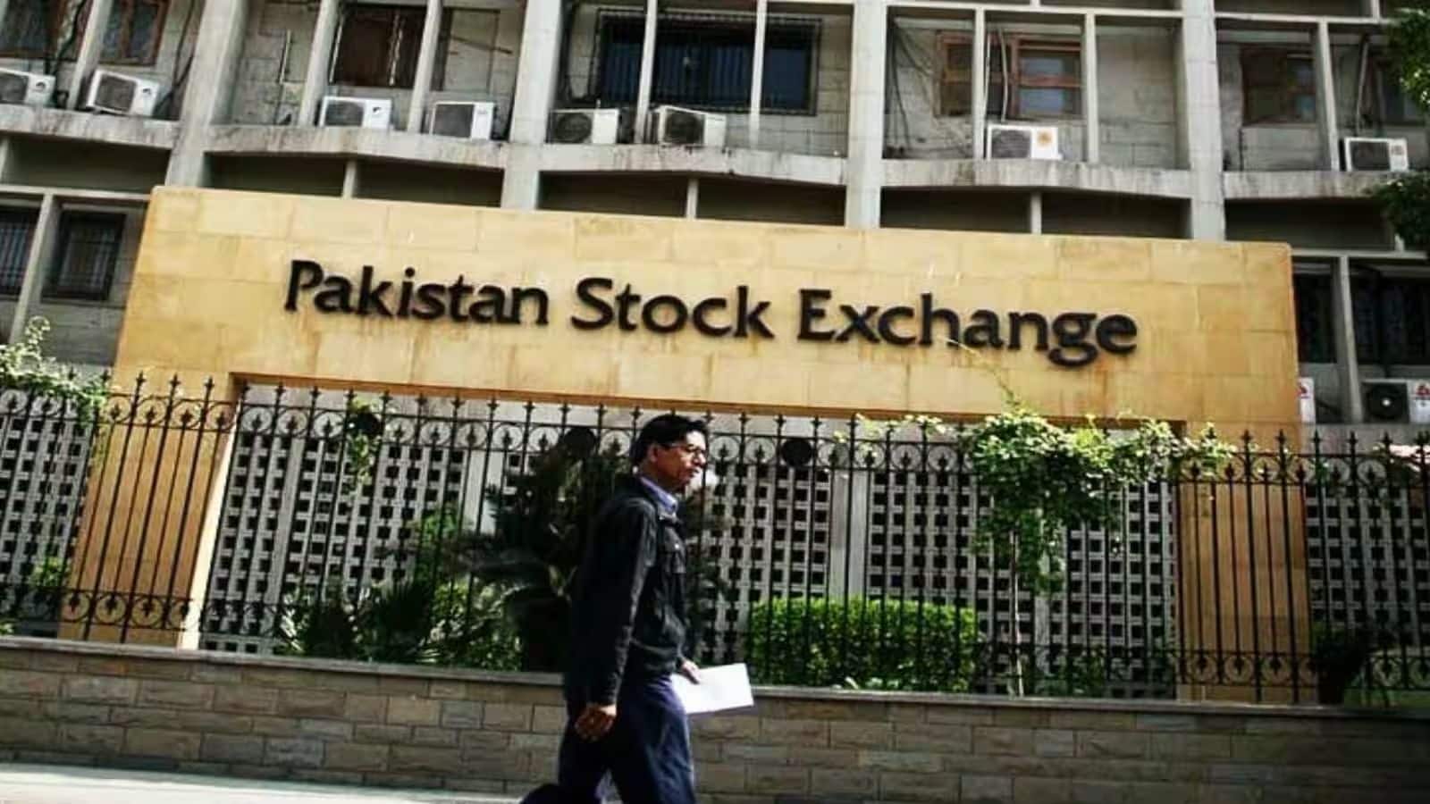 अमेरिका और ईरान के बीच सरपंच बनने की कोशिश कर रहे पाकिस्तान के शेयर मार्केट का लेटेस्ट हाल जान लीजिए