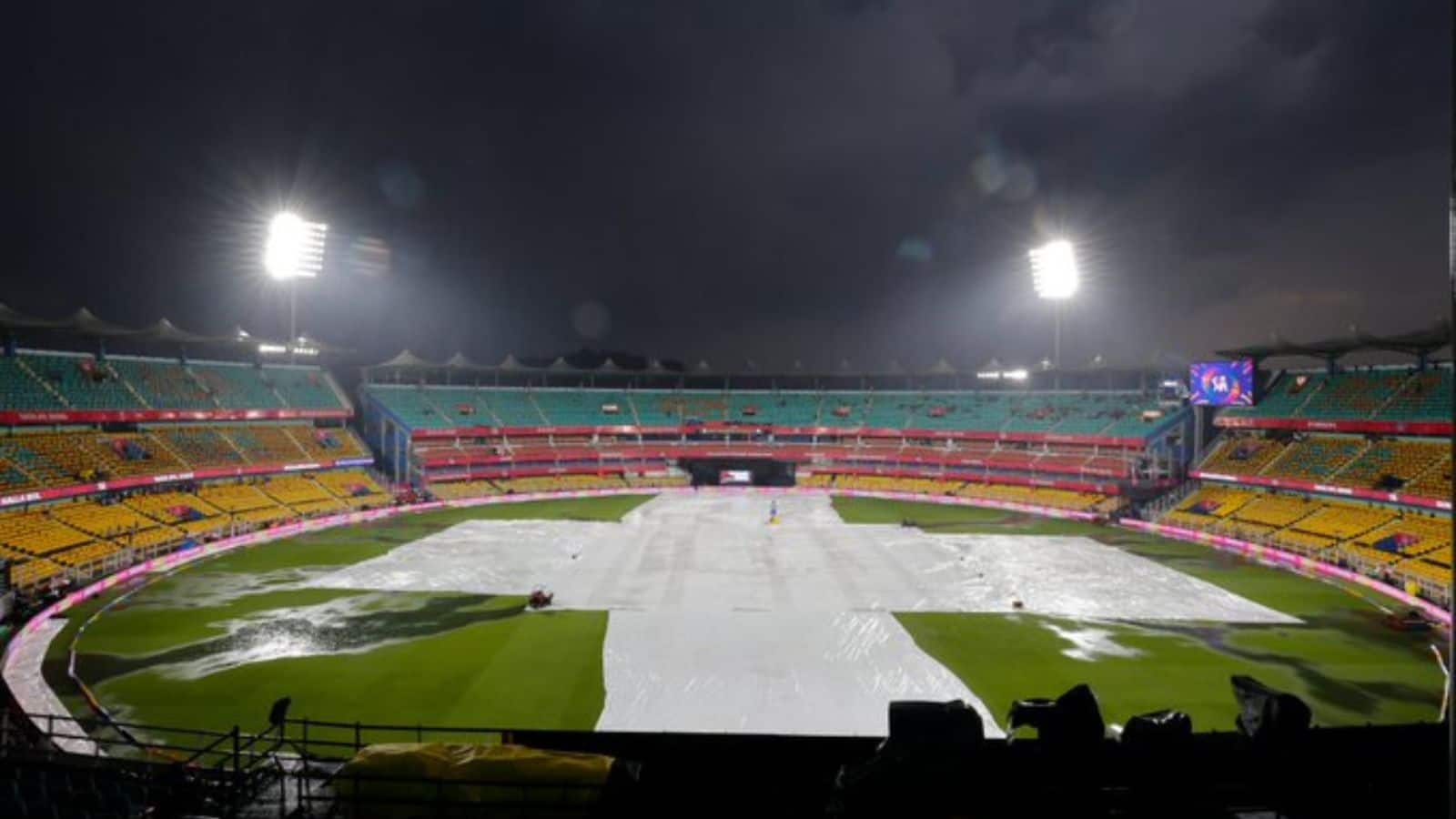 RR vs MI IPL 2026 Match Live Score: गुवाहाटी में रुकी बारिश, हटाए जा रहे कवर्स, जानें कब शुरू होगा मुकाबला