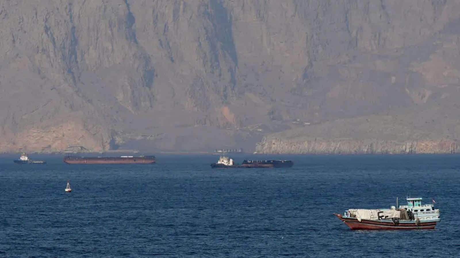 Indian Ship Attack Hormuz: ईरानी फायरिंग के बीच भारत को बड़ी सफलता! 10वां भारतीय जहाज होर्मुज स्ट्रेट को किया पार, 4 वापस लौटे