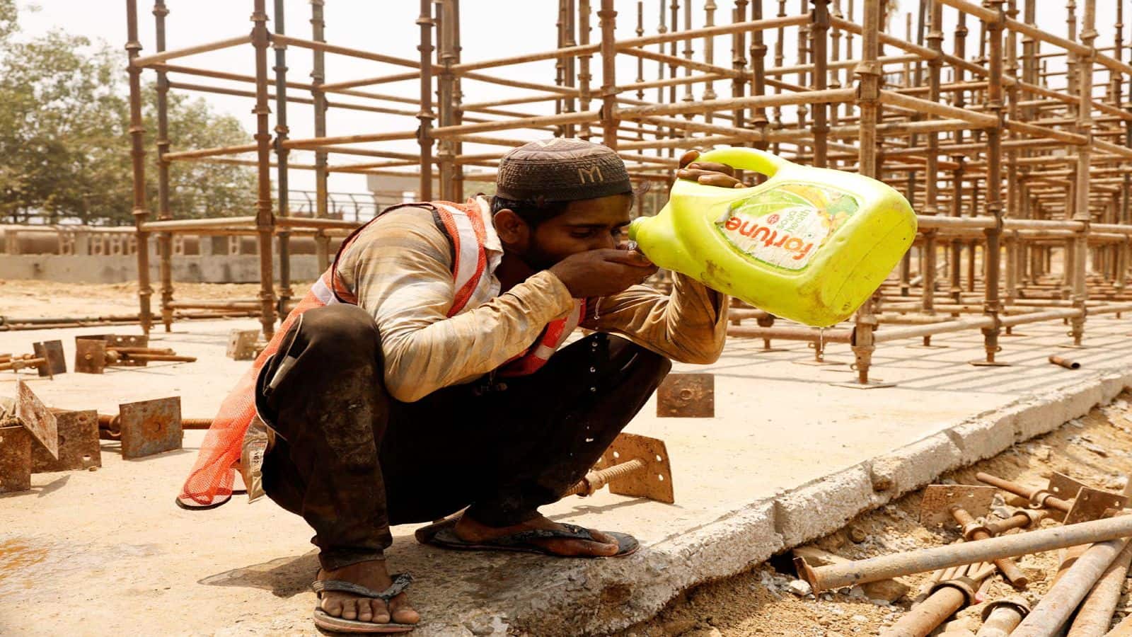 Heatwave alert in UP: भीषण गर्मी से परेशान मजदूरों को मिलेगी राहत! यूपी के इन 4 जिलों में दोपहर 12 से 4 बजे तक काम करने पर रोक