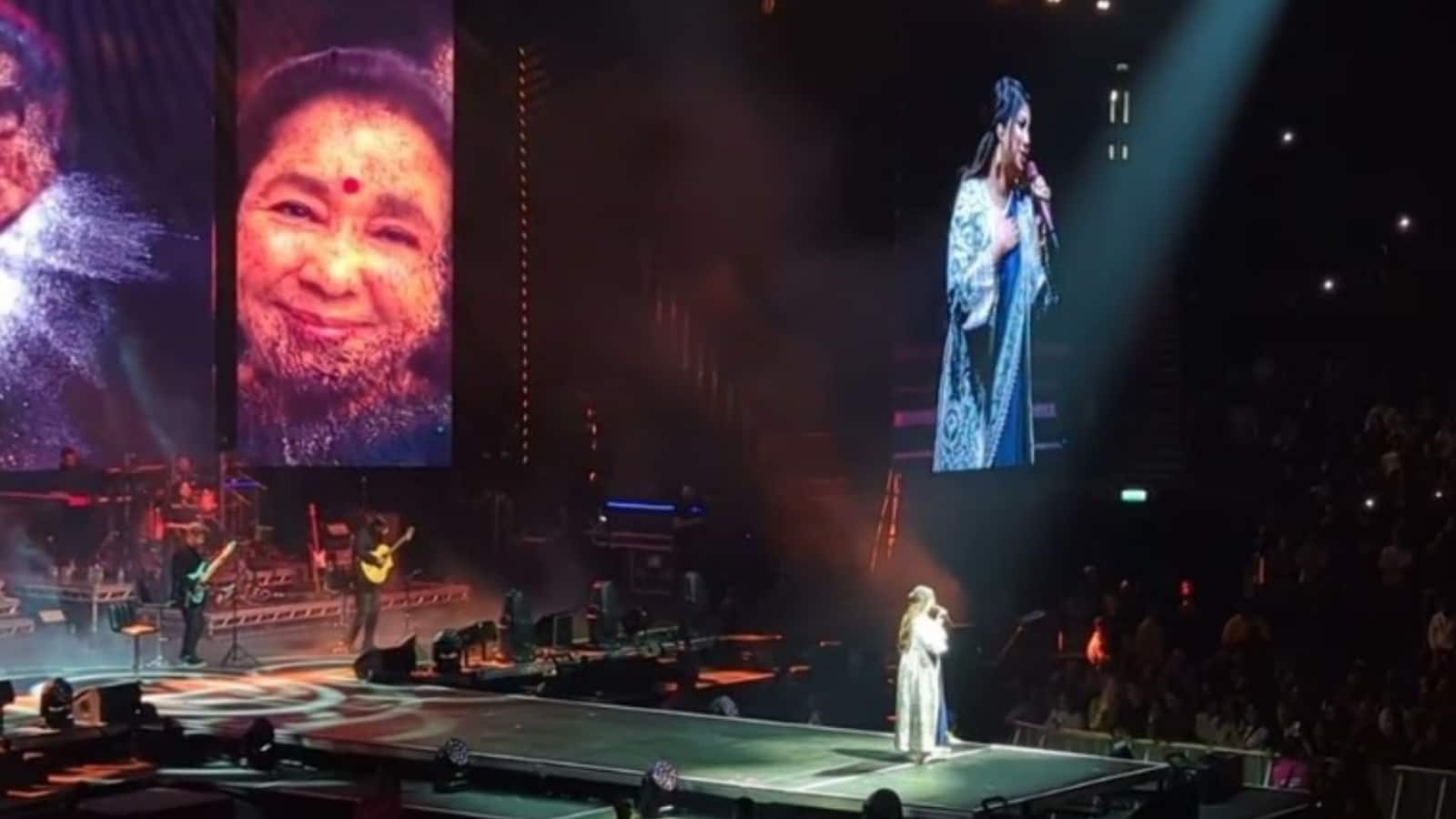 Shreya Ghoshal: 'अभी ना जाओ छोड़ कर...', लंदन कॉन्सर्ट में श्रेया घोषाल ने आशा भोसले को दिया ट्रिब्यूट Shreya Ghoshal: 'अभी ना जाओ छोड़ कर...', लंदन कॉन्सर्ट में श्रेया घोषाल ने आशा भोसले को दिया ट्रिब्यूट