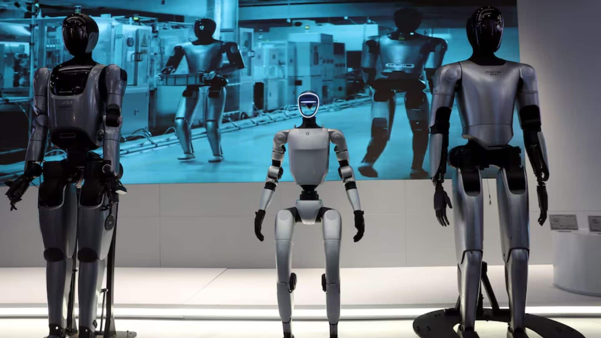 चीन में एक डांस इवेंट में बेकाबू हुआ ह्यूमनॉइड रोबोट! छात्रा को अचानक गले लगाकर सबको चौंकाया, जानें क्या थी इसके पीछे की तकनीकी चूक