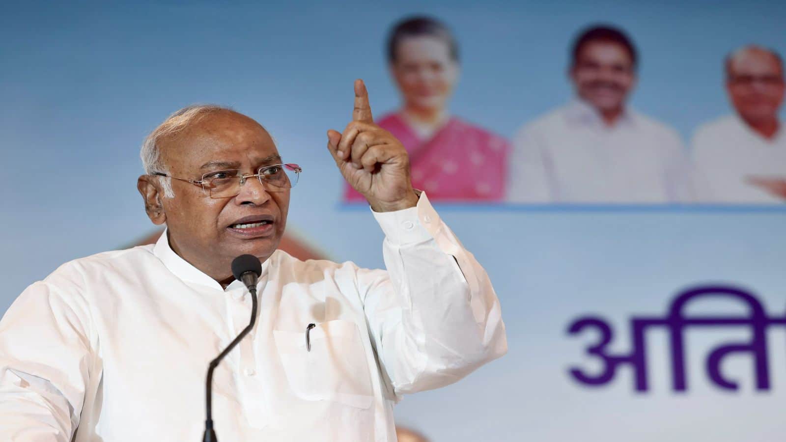 Kharge illiterate Remark Row: 'गुजरात के अशिक्षित लोगों...'; मल्लिकार्जुन खड़गे के विवादित बयान पर बवाल, कांग्रेस पर भड़की BJP