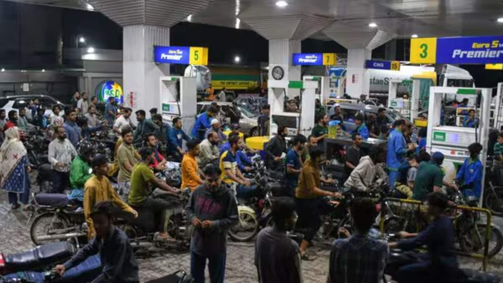 Free Transport Pakistan: ईरान युद्ध से पाकिस्तान बेहाल, बढ़ी पेट्रोल-डीजल की कीमतें, सरकार ने पब्लिक ट्रांसपोर्ट किया फ्री