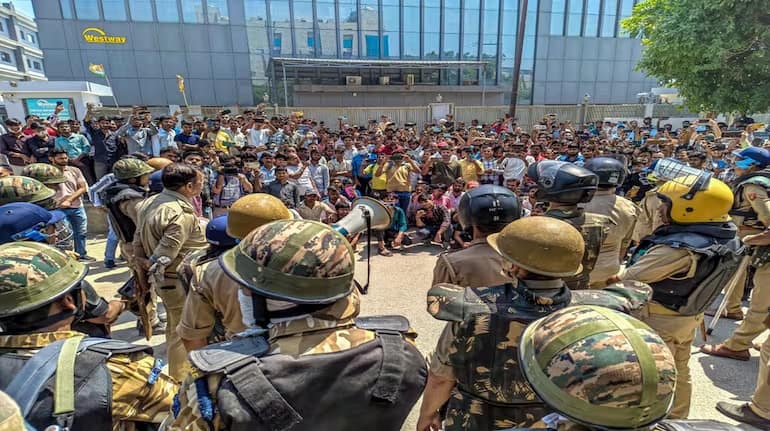 Noida workers protests: यूपी सरकार ने बढ़ाया मिनिमम वेजेज, जानिए किस राज्य में वर्कर का वेतन सबसे ज्यादा