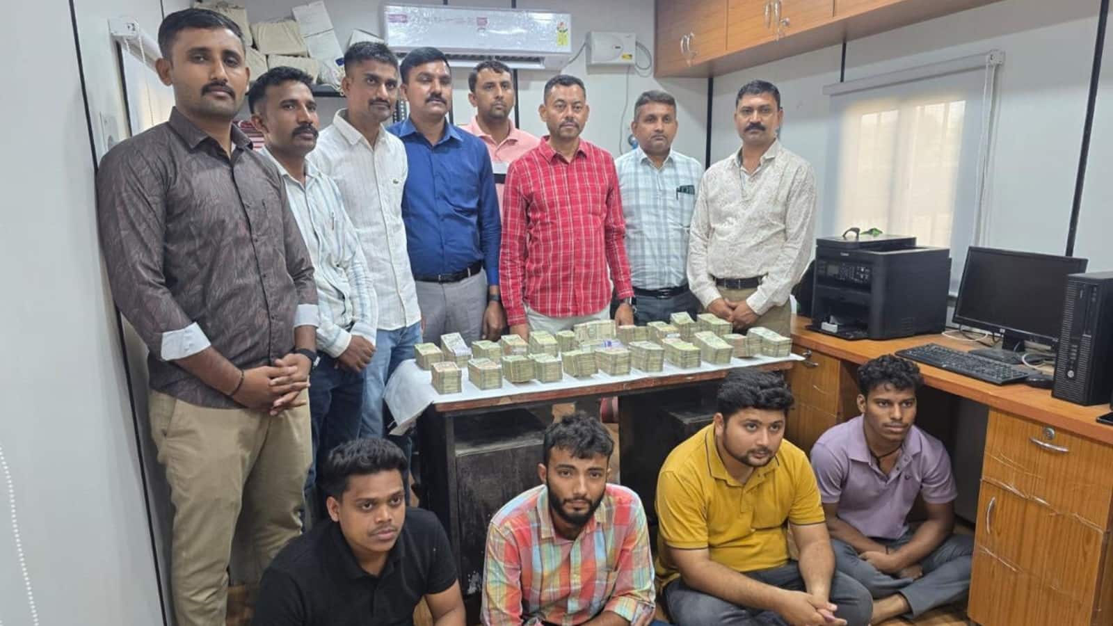 फिल्मी स्टाइल में अहमदाबाद एयरपोर्ट से 2.5 करोड़ का सोना चोरी, 8 आरोपी गिरफ्तार फिल्मी स्टाइल में अहमदाबाद एयरपोर्ट से 2.5 करोड़ का सोना चोरी, 8 आरोपी गिरफ्तार