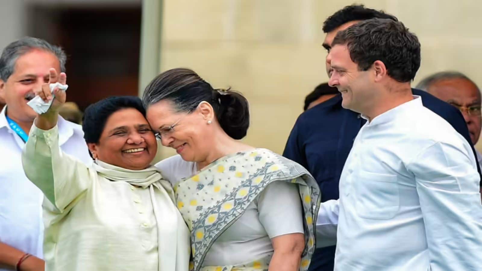 यूपी चुनाव से पहले मायावती के दरवाजे से बैरंग लौटे कांग्रेस नेता, BSP प्रमुख ने नहीं दिया भाव! क्या है इसके मायने? यूपी चुनाव से पहले मायावती के दरवाजे से बैरंग लौटे कांग्रेस नेता, BSP प्रमुख ने नहीं दिया भाव! क्या है इसके मायने?