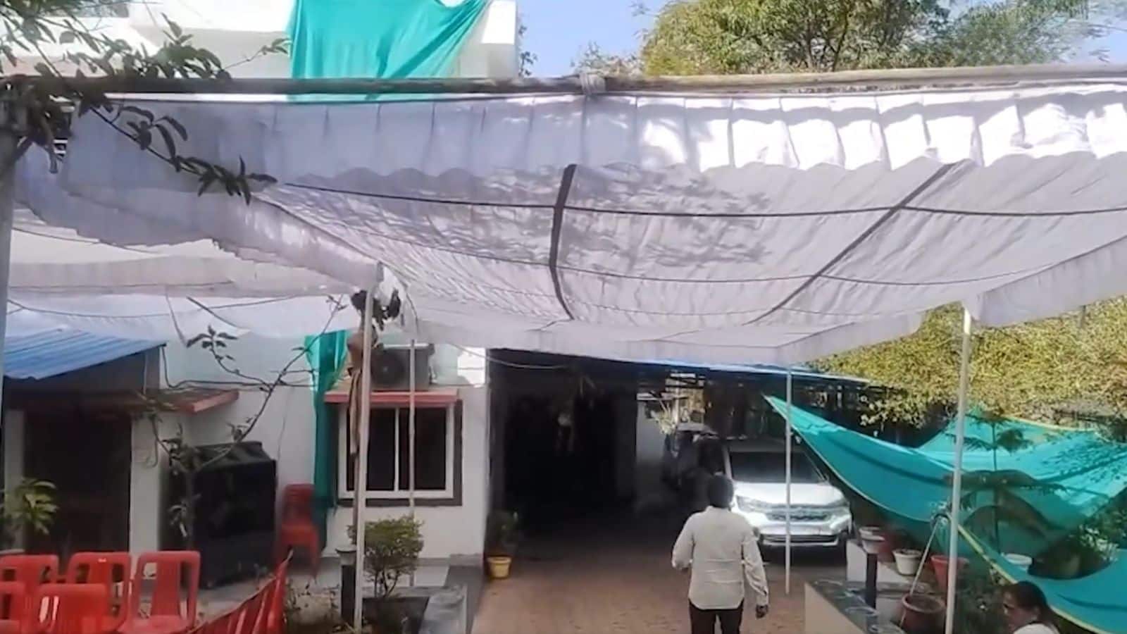 भोपाल में IPS की बेटी ने घर में लगाई फांसी, सुसाइड नोट भी छोड़ा, 16 साल पहले गोद लिया था! क्यों उठाया ऐसा कदम? भोपाल में IPS की बेटी ने घर में लगाई फांसी, सुसाइड नोट भी छोड़ा, 16 साल पहले गोद लिया था! क्यों उठाया ऐसा कदम?