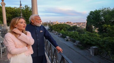 Melodi moment in Rome: प्रधानमंत्री नरेंद्र मोदी इस समय पांच देशों की अपनी यात्रा के अंतिम चरण के तहत इटली में हैं। पीएम मोदी मंगलवार (19 मई) को रोम पहुंचे। इटली की प्रधानमंत्री जॉर्जिया मेलोनी ने रोम पहुंचने पर पीएम मोदी का गर्मजोशी से स्वागत किया। पीएम मोदी अपने पांच देशों के दौरे के आखिरी चरण में इटली पहुंचे हैं