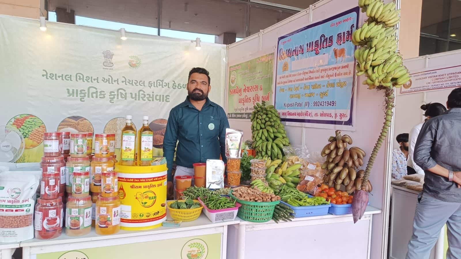 रेड, ब्लू, महालक्ष्मी, इलाइची... 8 बीघे में केले की 50 किस्में उगाते हैं कल्पेश, कैंसर से पिता की मौत के बाद इस युवा ने जो किया वो बना मिसाल रेड, ब्लू, महालक्ष्मी, इलाइची... 8 बीघे में केले की 50 किस्में उगाते हैं कल्पेश, कैंसर से पिता की मौत के बाद इस युवा ने जो किया वो बना मिसाल