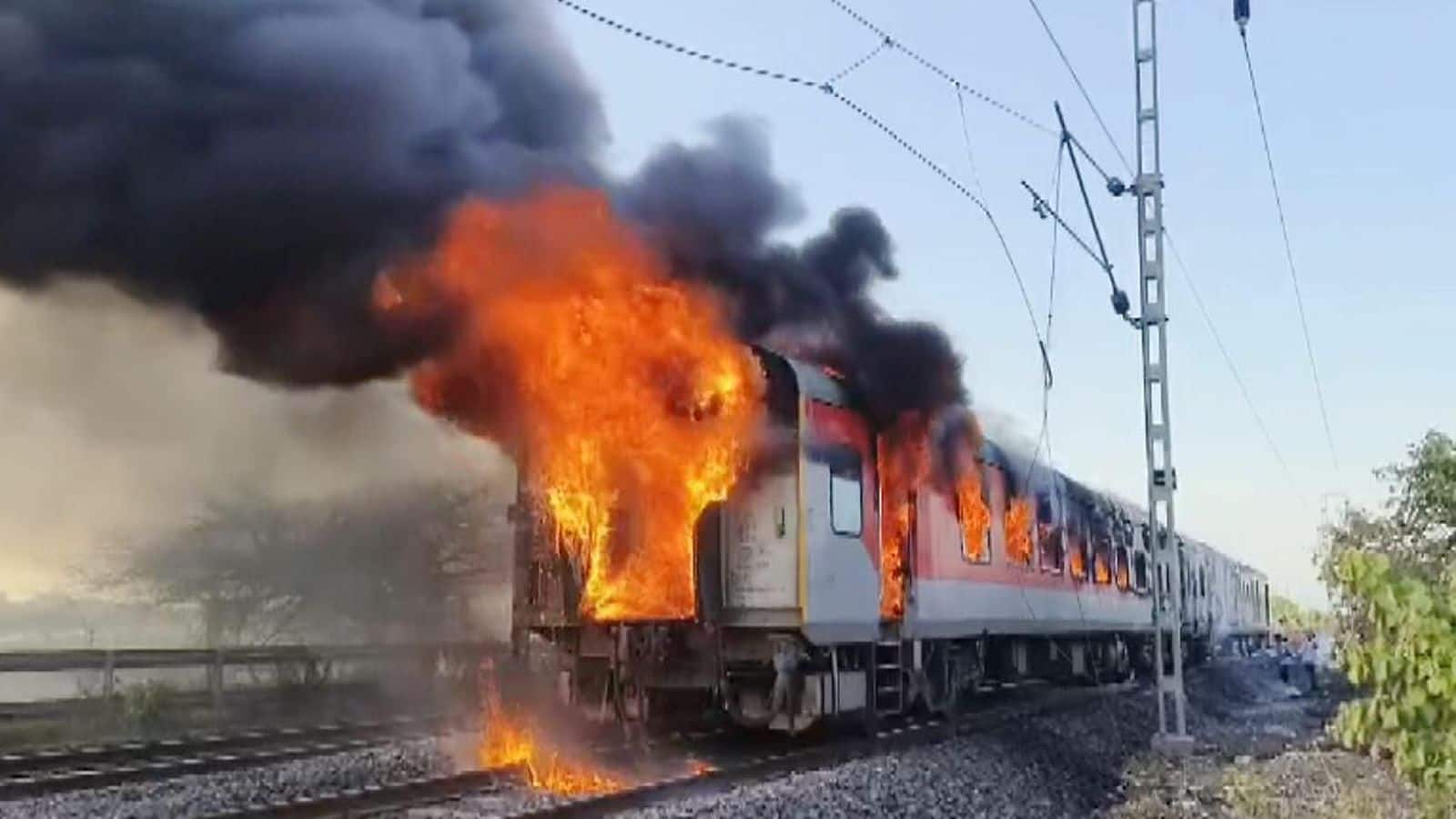 Rajdhani Express Fire: मध्य प्रदेश के रतलाम में राजधानी एक्सप्रेस में लगी भीषण आग, यात्रियों को सुरक्षित निकाला गया Rajdhani Express Fire: मध्य प्रदेश के रतलाम में राजधानी एक्सप्रेस में लगी भीषण आग, यात्रियों को सुरक्षित निकाला गया
