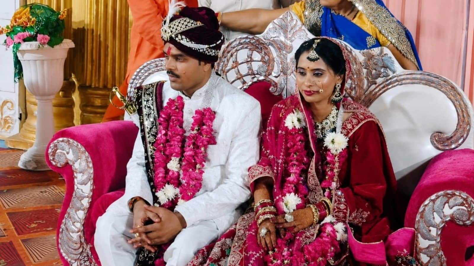 ‘घर वाले नहीं थे राजी’, जेल में हुआ प्यार, हत्या के आरोपी से महिला जेलर ने रचाई शादी
