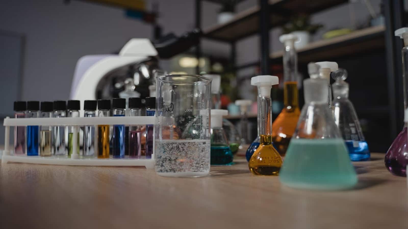 Chemical Stocks: 44% रिटर्न पाने का मौका! इस केमिकल कंपनी ने Iran-US War के बावजूद दिखाया Q4 में दम Chemical Stocks: 44% रिटर्न पाने का मौका! इस केमिकल कंपनी ने Iran-US War के बावजूद दिखाया Q4 में दम