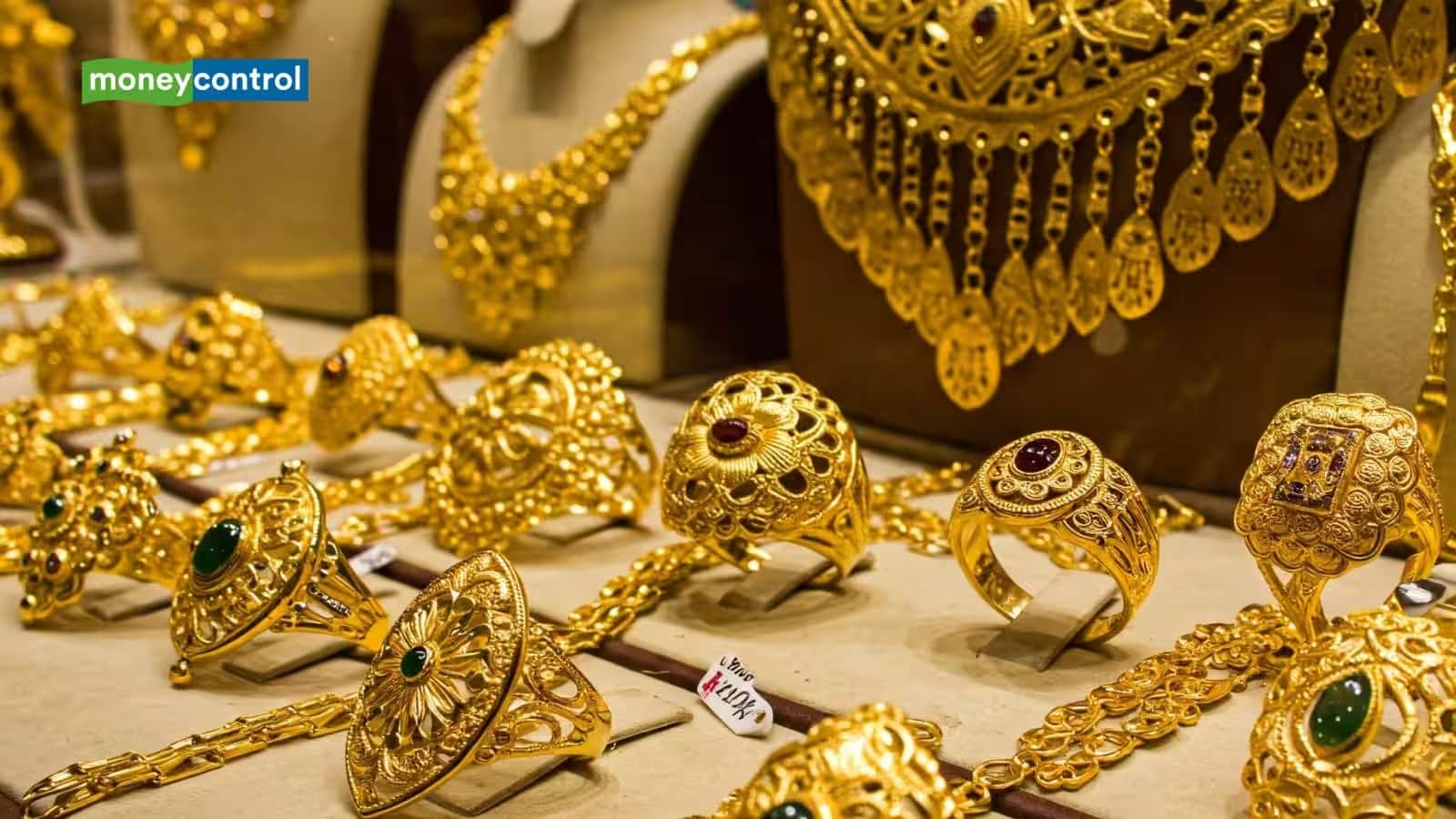 Gold Price Today: लेबर डे को चमका गोल्ड तो फिसली चांदी, दिल्ली से कोलकाता तक अब बिक रहा इस भाव पर
