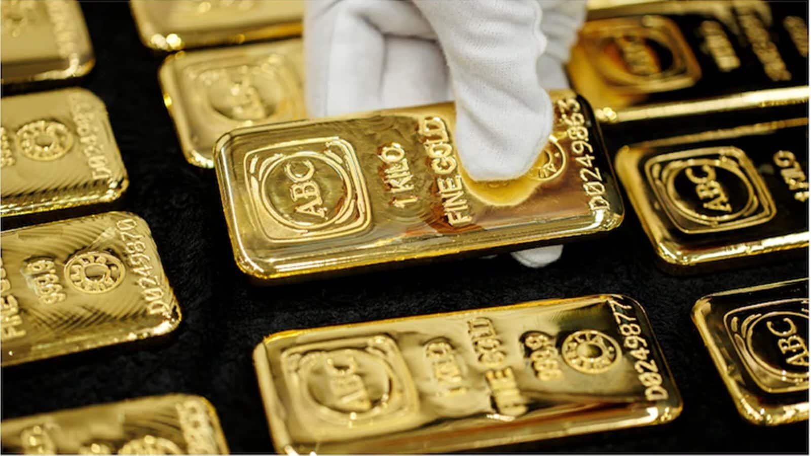 Gold- Silver Price: सोने- चांदी की कीमतों में नरमी, ट्रेड बातचीत और महंगाई के संकेतों पर अटकी निवेशकों की नजर Gold- Silver Price: सोने- चांदी की कीमतों में नरमी, ट्रेड बातचीत और महंगाई के संकेतों पर अटकी निवेशकों की नजर