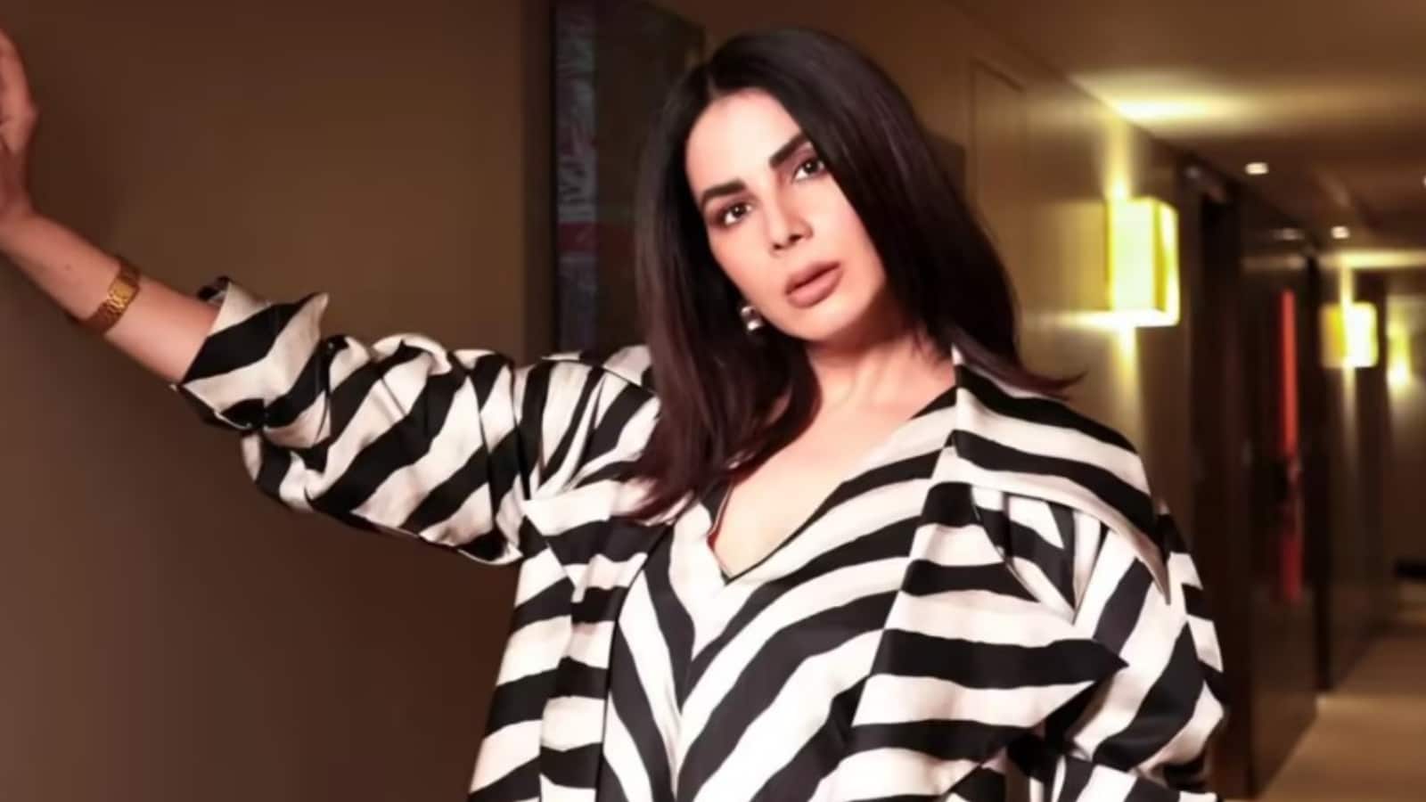 Kirti Kulhari: '2 घंटे काम करने के 10000 ...', हाउसहेल्प की सैलरी को टारगेट करना कीर्ति कुल्हारी को पड़ा भारी, मिनी माथुर ने कसा तंज Kirti Kulhari: '2 घंटे काम करने के 10000 ...', हाउसहेल्प की सैलरी को टारगेट करना कीर्ति कुल्हारी को पड़ा भारी, मिनी माथुर ने कसा तंज