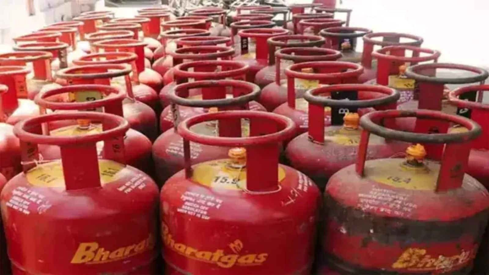 बढ़ते पेट्रोल-डीजल की कीमतों के बीच LPG सिलेंडर के रेट स्थिर, जानिए घरेलू और कमर्शियल गैस के ताजा भाव बढ़ते पेट्रोल-डीजल की कीमतों के बीच LPG सिलेंडर के रेट स्थिर, जानिए घरेलू और कमर्शियल गैस के ताजा भाव