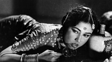 Cinema Ka Flashback: ट्रेजेडी क्वीन मीना कुमारी की अदाओं का जमाना दीवाना था। अपने जमाने की वह ऐसी हसीना थीं, जिनके साथ बड़े-बड़े हीरो काम करने से डरते और नर्वस फील करते थे। सभी को लगता था फिल्म में मीना कुमारी के रहते जनता उन्हें देखेगी तक नहीं। वहीं वह रियल लाइफ में भी रानियों की तरह रहा करती थीं। देव आनंद से लेकर दिलीप कुमार तक उनके सामने लड़खड़ा जाते थे।