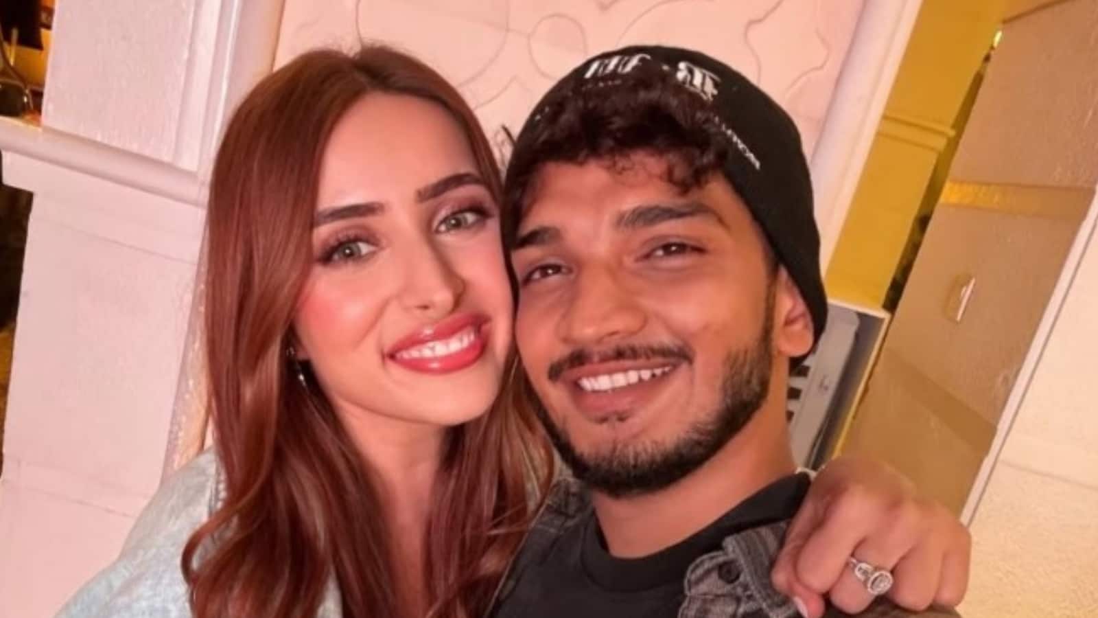 Munawar Faruqui: बेटी के पिता बने मुनव्वर फारुकी, क्यूज फोटो शेयर कर फैंस को सुनाई खुशखबरी