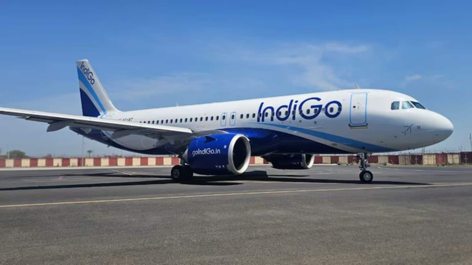 हवाई यात्रियों को बड़ा झटका! आसमान छूते तेल के दाम ने रोकी रफ्तार, IndiGo-Air India ने उड़ानों में की बड़ी कटौती का ऐलान हवाई यात्रियों को बड़ा झटका! आसमान छूते तेल के दाम ने रोकी रफ्तार, IndiGo-Air India ने उड़ानों में की बड़ी कटौती का ऐलान