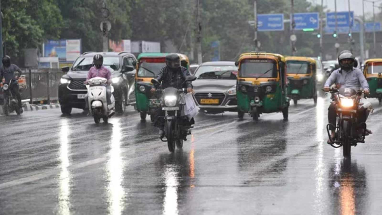 Delhi Weather: बारिश और ओले के बाद दिल्ली के मौसम में बड़ा बदलाव, तापमान गिरने से लोगों को भीषण गर्मी से मिली राहत
