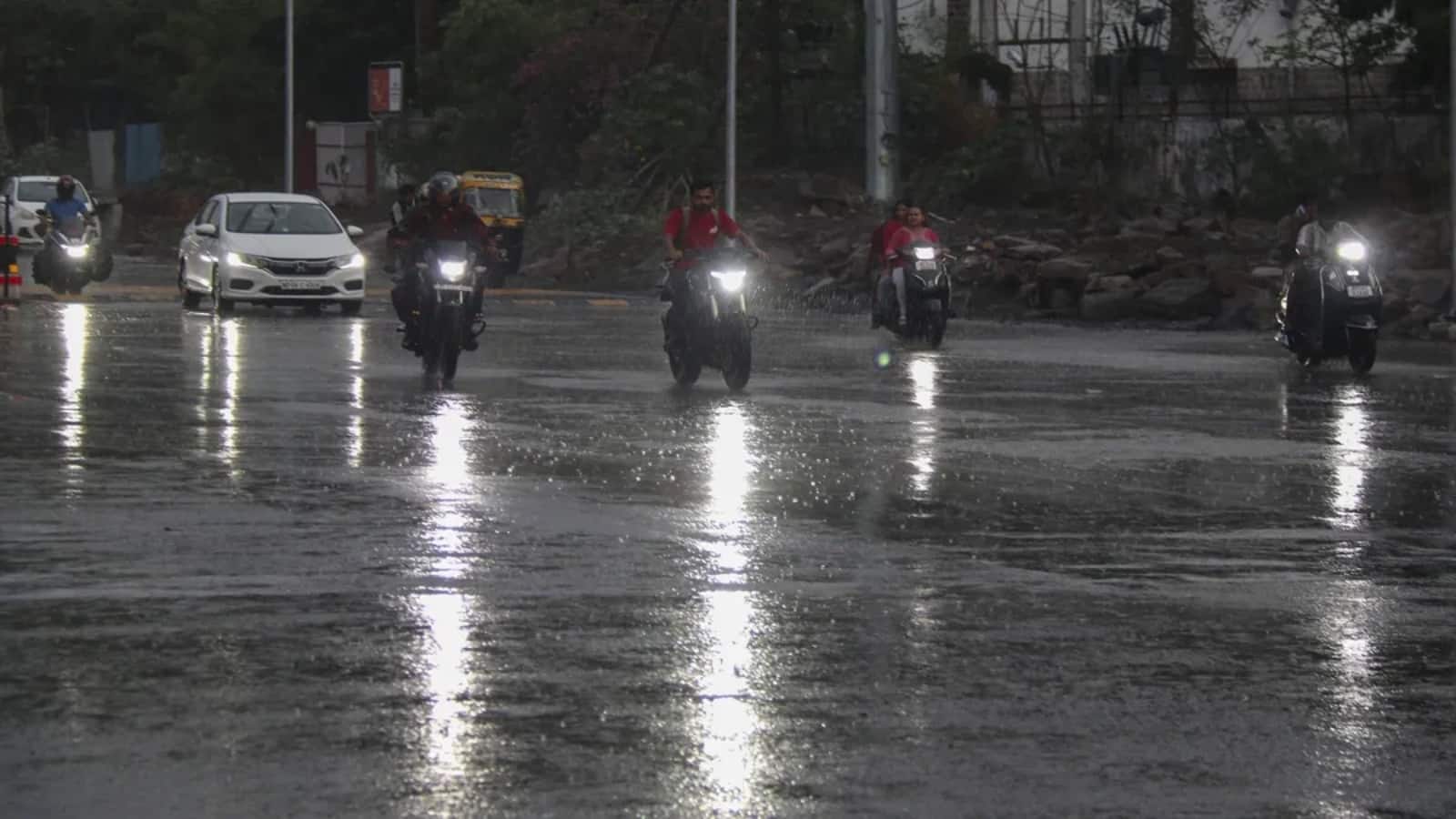 Delhi Weather Update: दिल्ली-NCR में बारिश और गरज के साथ तूफान की चेतावनी, IMD ने जारी किया येलो अलर्ट Delhi Weather Update: दिल्ली-NCR में बारिश और गरज के साथ तूफान की चेतावनी, IMD ने जारी किया येलो अलर्ट