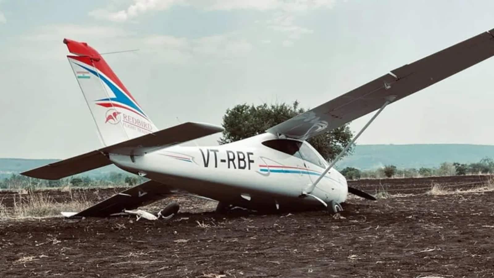 Pune Plane Crash: बारामती एयरपोर्ट के पास ट्रेनिंग प्लेन क्रैश, पायलट सुरक्षित Pune Plane Crash: बारामती एयरपोर्ट के पास ट्रेनिंग प्लेन क्रैश, पायलट सुरक्षित