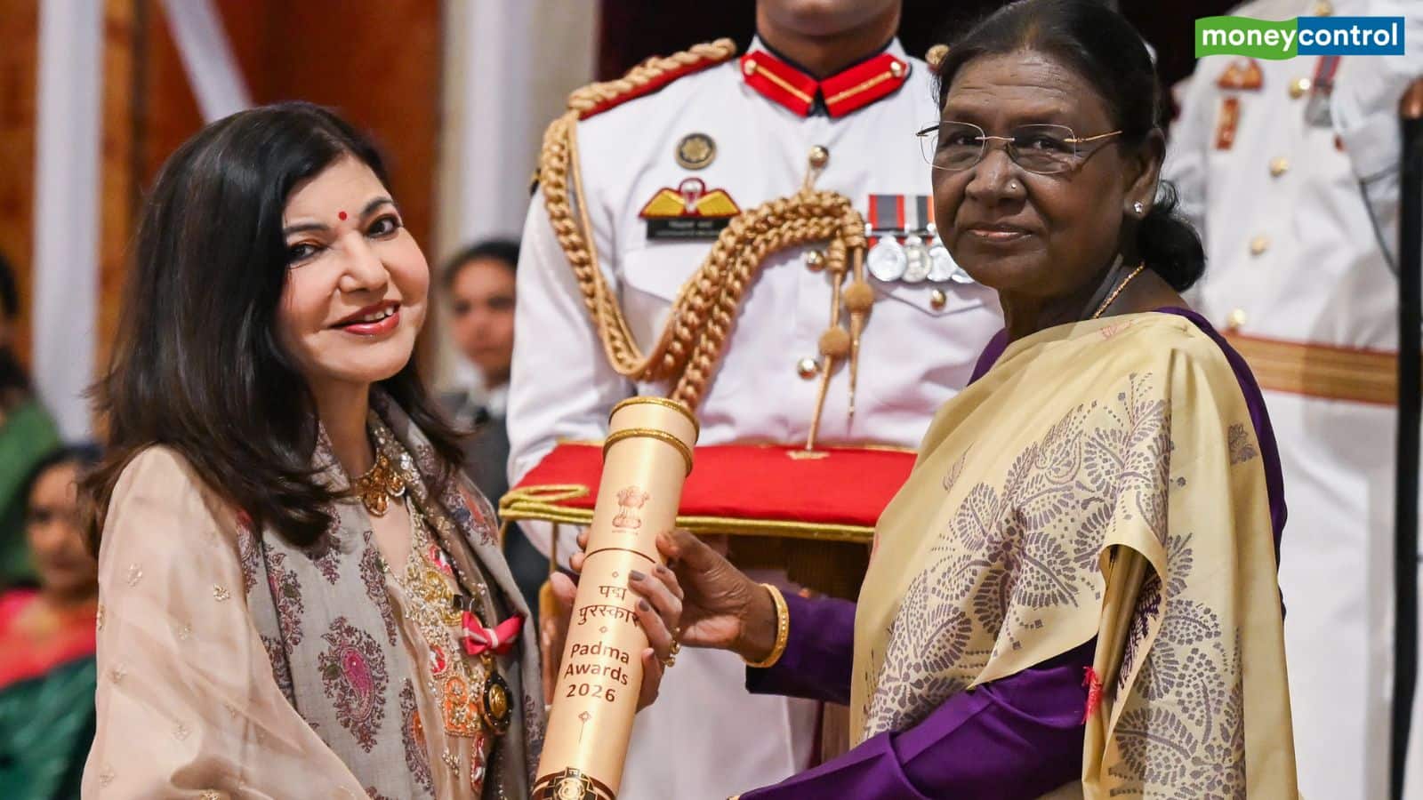 Alka Yagnik: पद्म भूषण लेने पहुंची अलका याग्निक, इस रेयर हियरिंग डिसऑर्डर से जूझ रहीं सिंगर Alka Yagnik: पद्म भूषण लेने पहुंची अलका याग्निक, इस रेयर हियरिंग डिसऑर्डर से जूझ रहीं सिंगर