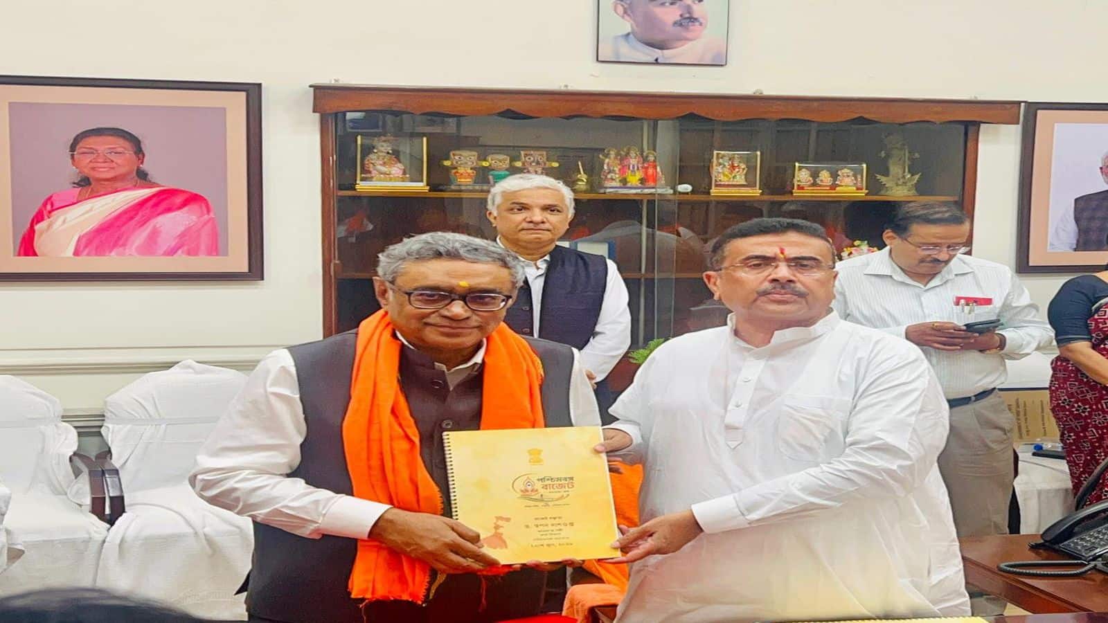 Bengal Budget: महिलाओं के लिए ₹36,000 करोड़ और 33% कोटा! मुफ्त बस यात्रा, 1 लाख नौकरी और DA में 20% बढ़ोतरी...जानें- बंगाल बजट की खास बातें Bengal Budget: महिलाओं के लिए ₹36,000 करोड़ और 33% कोटा! मुफ्त बस यात्रा, 1 लाख नौकरी और DA में 20% बढ़ोतरी...जानें- बंगाल बजट की खास बातें