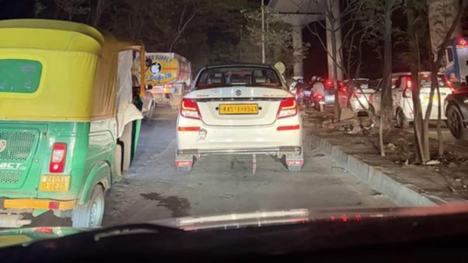 दिन ही नहीं, रात में भी जाम से जूझ रहा बेंगलुरु? रात 2 बजे सड़क पर गाड़ियों की लंबी कतार देख हैरान हुए लोग दिन ही नहीं, रात में भी जाम से जूझ रहा बेंगलुरु? रात 2 बजे सड़क पर गाड़ियों की लंबी कतार देख हैरान हुए लोग