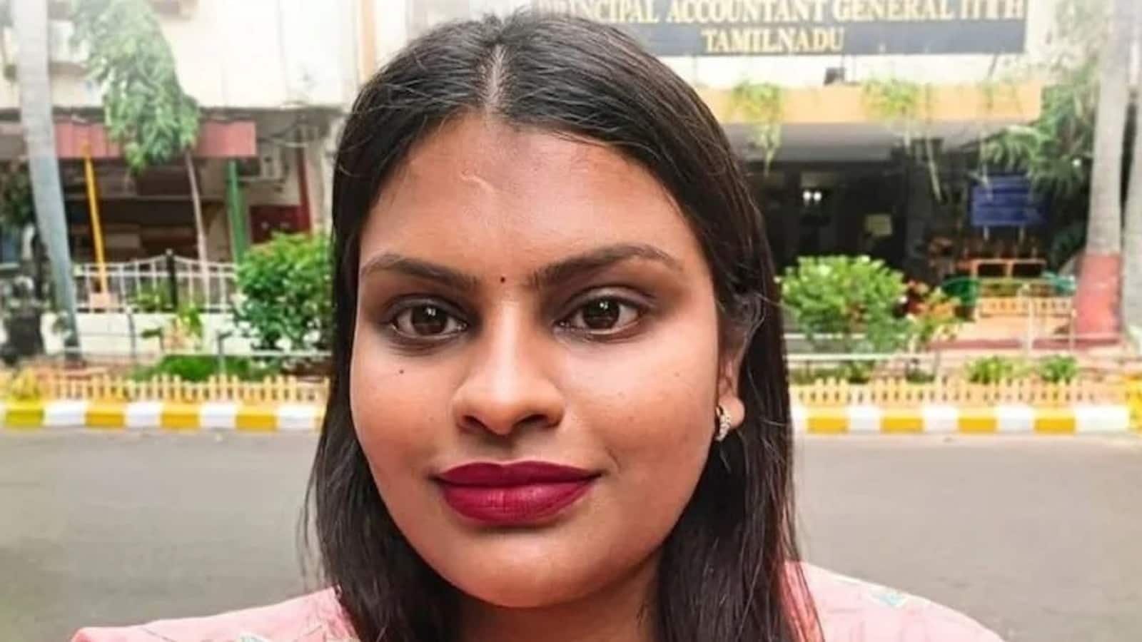 Charu Pandey Success Story: उम्र 23 और 19 सरकारी नौकरी की परीक्षाएं पास करने की दिलचस्प सफलता है छत्तीसगढ़ की चारु के नाम दर्ज, अब 15 अगस्त को राष्ट्रपति मुर्मू से मिलेगा गोल्ड मेडल Charu Pandey Success Story: उम्र 23 और 19 सरकारी नौकरी की परीक्षाएं पास करने की दिलचस्प सफलता है छत्तीसगढ़ की चारु के नाम दर्ज, अब 15 अगस्त को राष्ट्रपति मुर्मू से मिलेगा गोल्ड मेडल