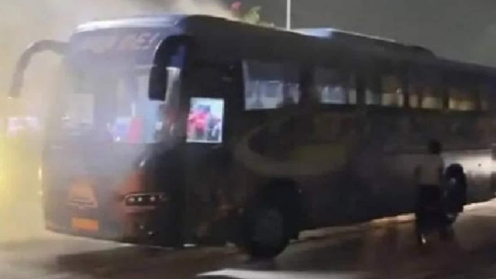 Gujarat Titans Bus Incident: IPL फाइनल में हार के बाद गुजरात टाइटन्स की बस में शॉर्ट सर्किट, धुआं फैलते ही सुरक्षित निकाले गए खिलाड़ी Gujarat Titans Bus Incident: IPL फाइनल में हार के बाद गुजरात टाइटन्स की बस में शॉर्ट सर्किट, धुआं फैलते ही सुरक्षित निकाले गए खिलाड़ी