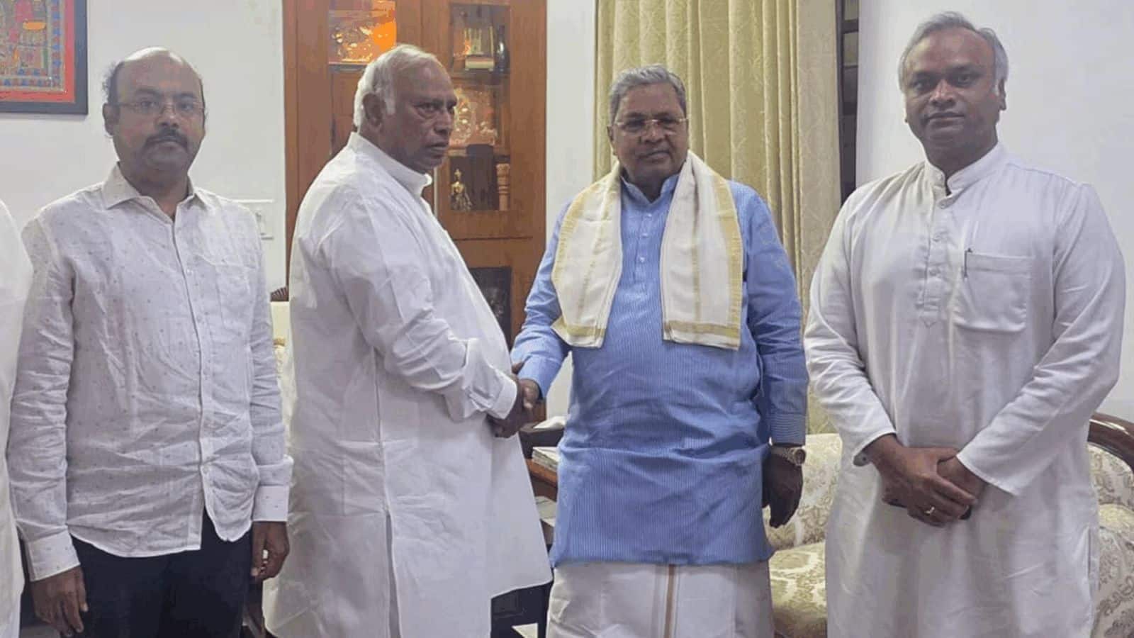 Karnataka Politics: सिद्धारमैया के बेटे यतींद्र या प्रियांक खड़गे...कौन बनेगा कर्नाटक का डिप्टी सीएम? नई मुसीबत में फंसी कांग्रेस Karnataka Politics: सिद्धारमैया के बेटे यतींद्र या प्रियांक खड़गे...कौन बनेगा कर्नाटक का डिप्टी सीएम? नई मुसीबत में फंसी कांग्रेस