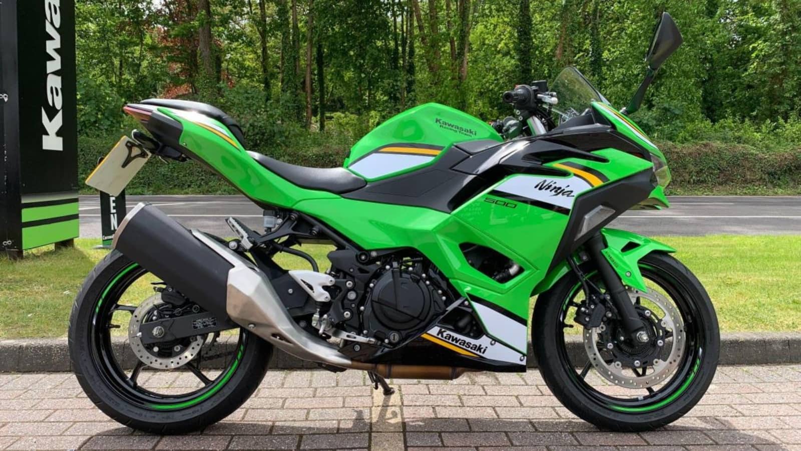 2026 Kawasaki Ninja 500 भारत में लॉन्च, लाइम ग्रीन लुक और E20 फ्यूल सपोर्ट के साथ आई बाइक 2026 Kawasaki Ninja 500 भारत में लॉन्च, लाइम ग्रीन लुक और E20 फ्यूल सपोर्ट के साथ आई बाइक