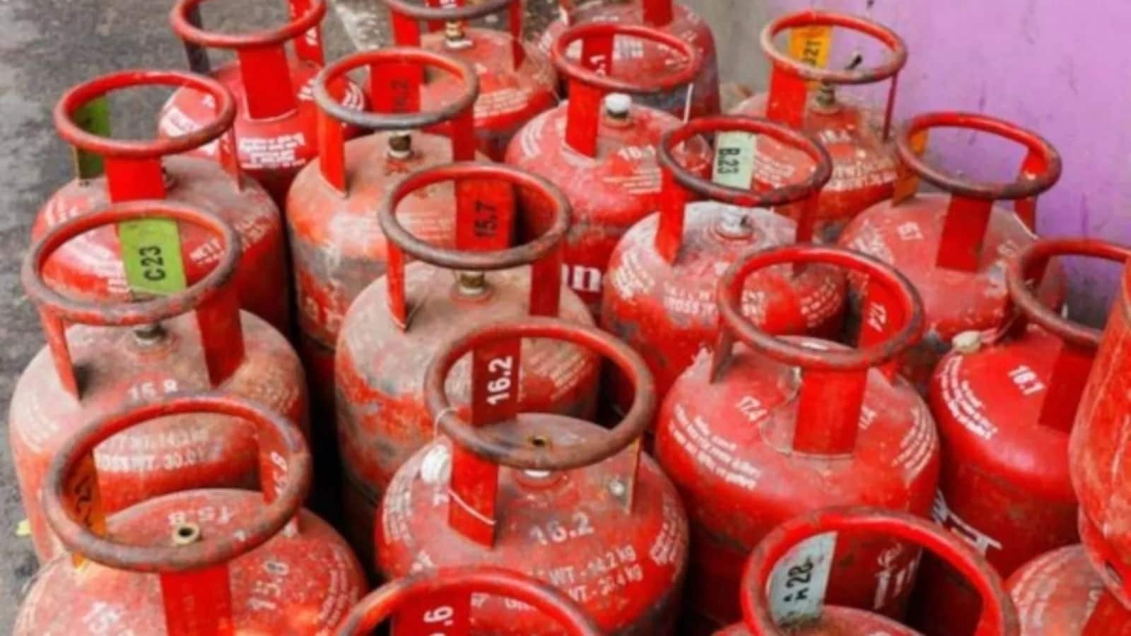 LPG Price Today: घरेलू और कमर्शियल LPG सिलेंडर के ताजा रेट जारी, आपके शहर में कितनी है कीमत? LPG Price Today: घरेलू और कमर्शियल LPG सिलेंडर के ताजा रेट जारी, आपके शहर में कितनी है कीमत?
