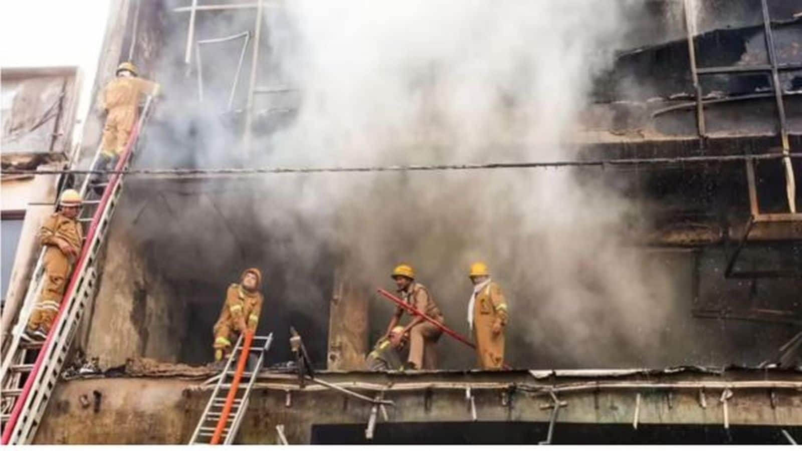 Lucknow fire tragedy update: अब तक 15 लोगों की मौत, 4 आरोपी गिरफ्तार, चार अधिकारी निलंबित... लखनऊ कोचिंग अग्निकांड में अब तक क्या हुआ? Lucknow fire tragedy update: अब तक 15 लोगों की मौत, 4 आरोपी गिरफ्तार, चार अधिकारी निलंबित... लखनऊ कोचिंग अग्निकांड में अब तक क्या हुआ?