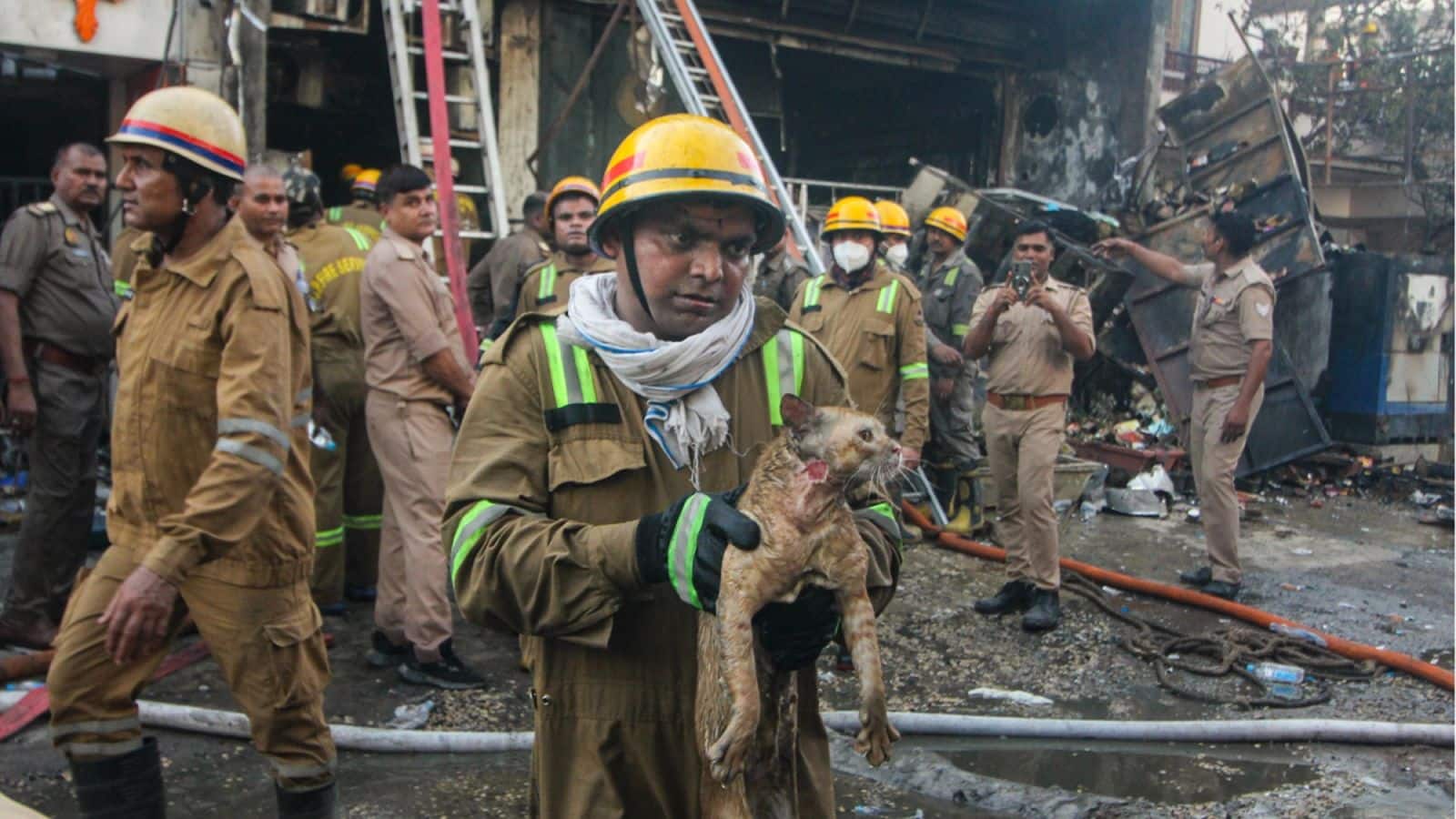 Lucknow Fire Mishap: आग से तबाह हुई बिल्डिंग को 2016 में गिराने का मिला था आदेश, फिर 'भ्रष्ट' अधिकारियों ने कर दिया रद्द, लखनऊ अग्निकांड में बड़ा खुलासा Lucknow Fire Mishap: आग से तबाह हुई बिल्डिंग को 2016 में गिराने का मिला था आदेश, फिर 'भ्रष्ट' अधिकारियों ने कर दिया रद्द, लखनऊ अग्निकांड में बड़ा खुलासा